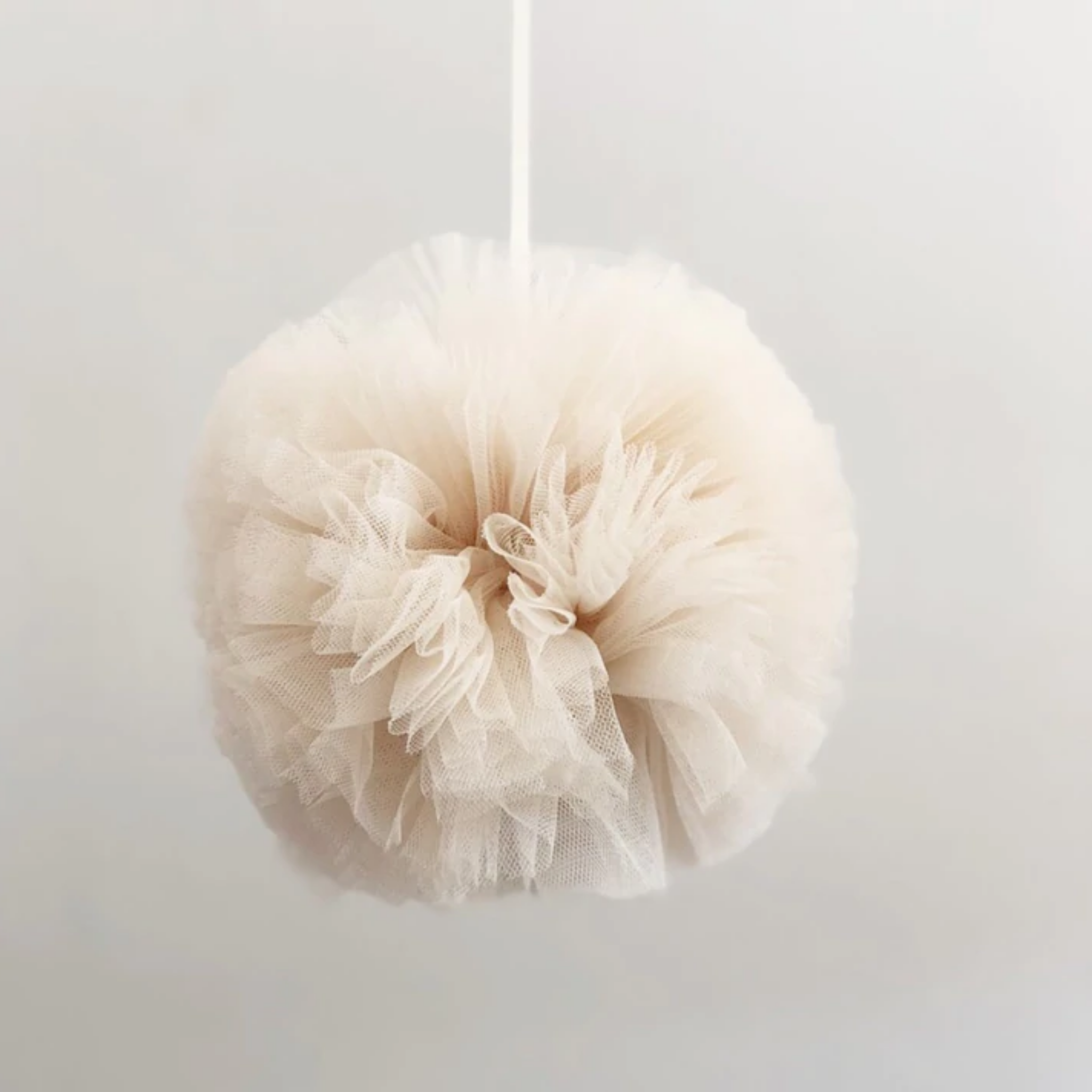 HANGING TULLE POM POM - VANILLA CREAM