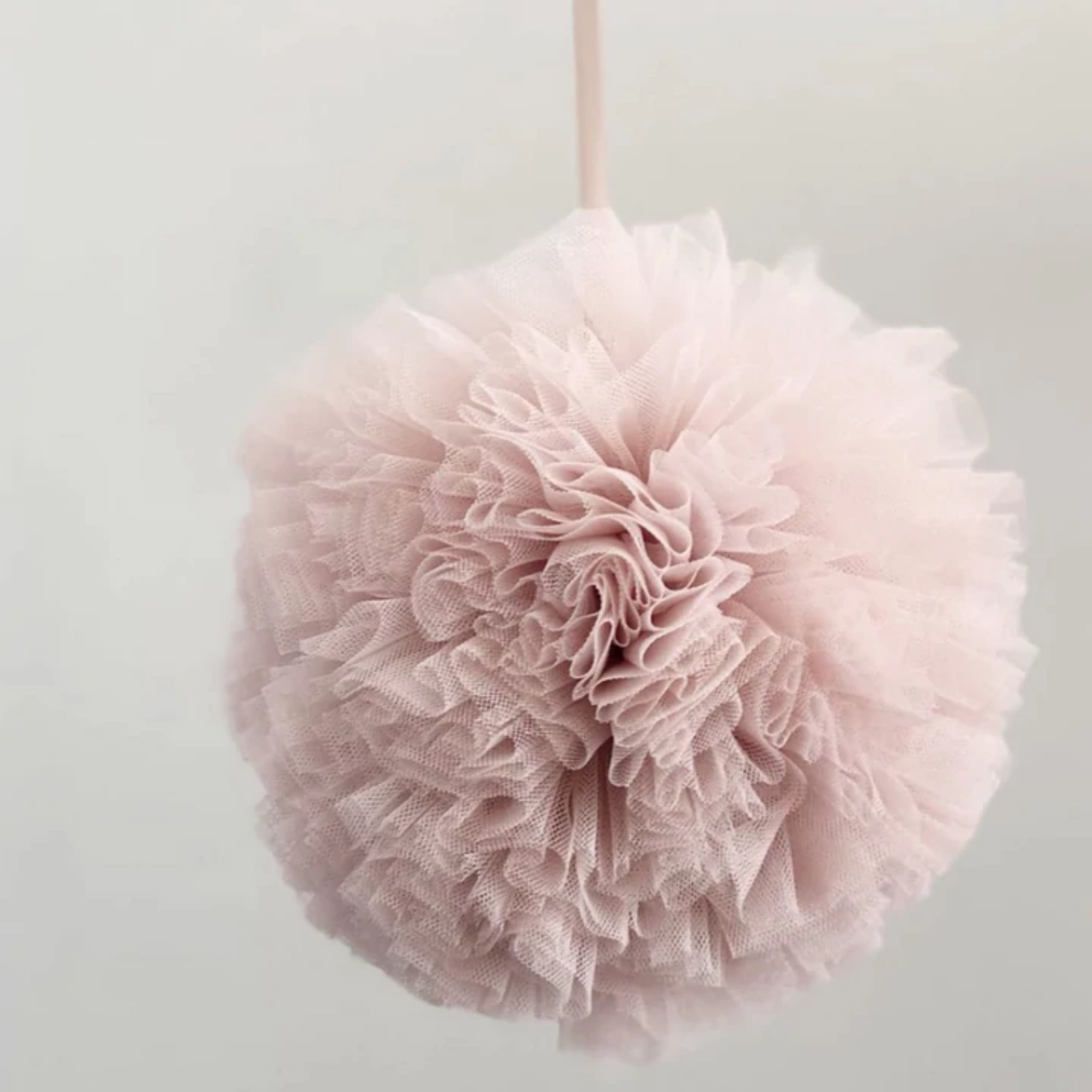 HANGING TULLE POM POM - PINK