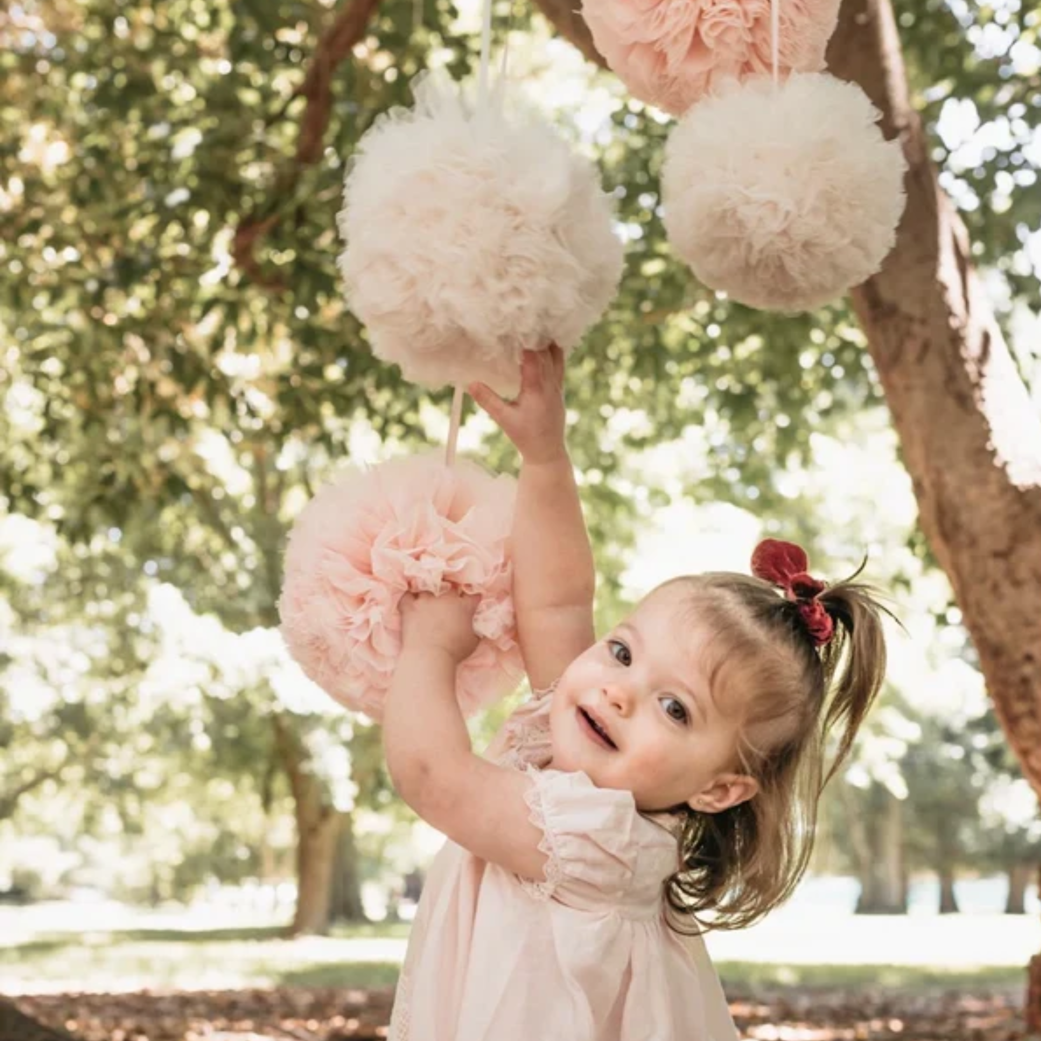 HANGING TULLE POM POM - PINK