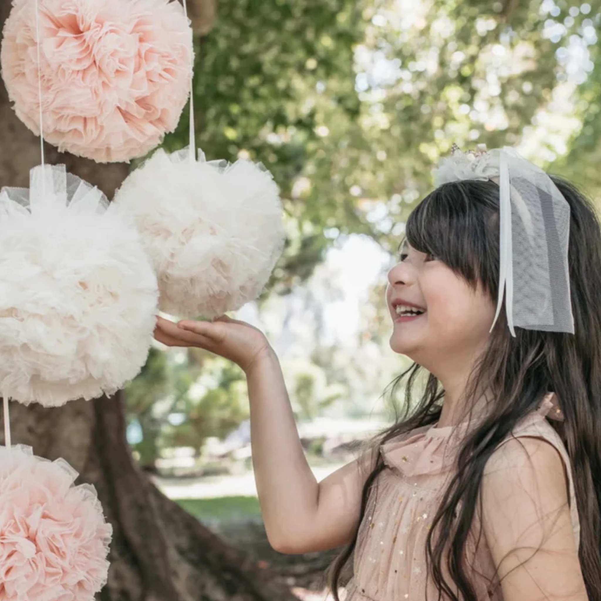 HANGING TULLE POM POM - VANILLA CREAM