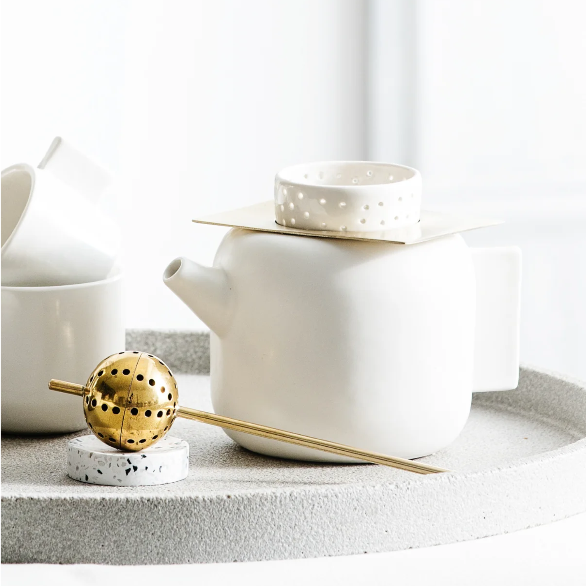 ZAKKIA STEM TEA STRAINER - BRASS